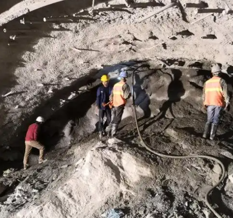 西城拱顶带模注浆料的施工流程及注意事项